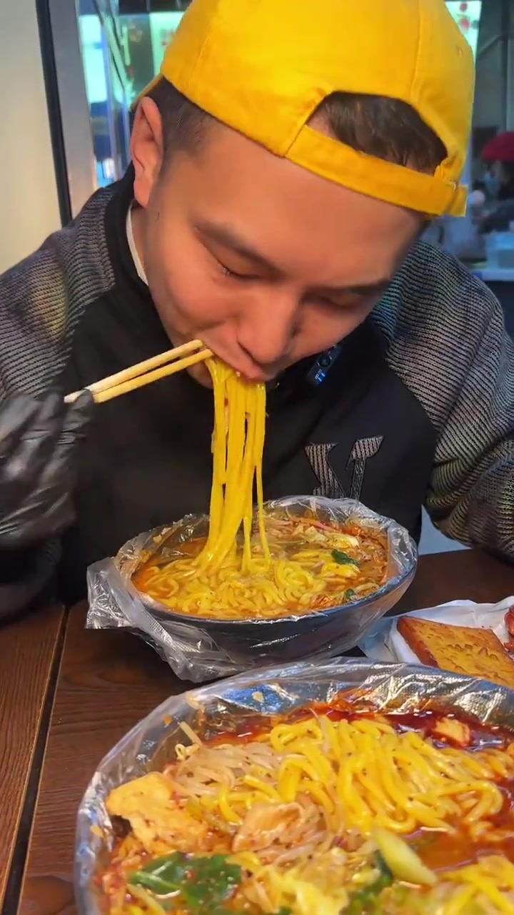 桦南麻辣烫真挺多,刘文祥在当地真挺讷