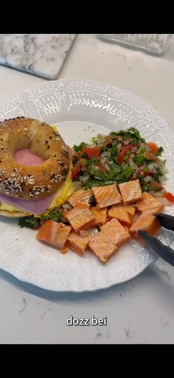 早餐|火腿芝士贝果三明治+半熟三文鱼沙拉