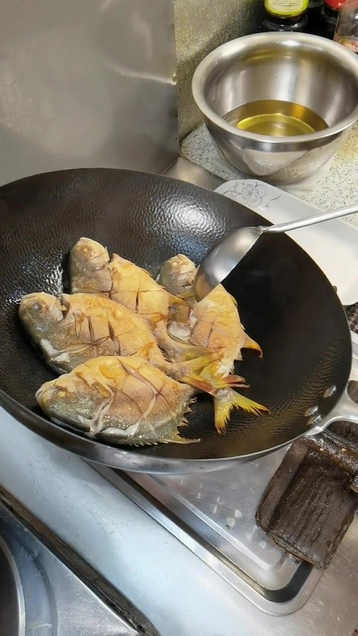 这个时间鲳鱼肉质又肥美又鲜嫩,干煎味道一流!