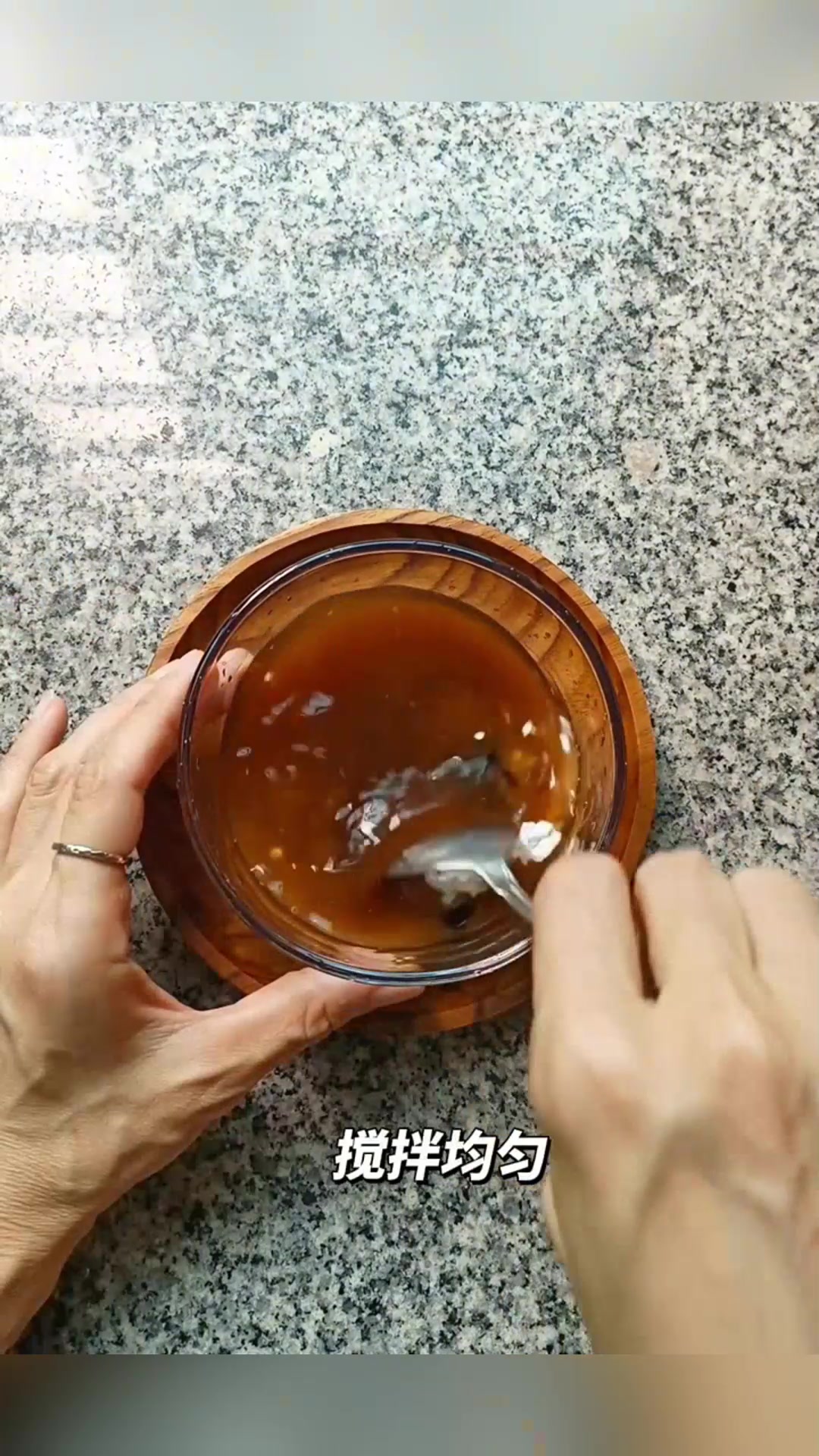 只需简单煎制,鱼与酱汁的美味碰撞