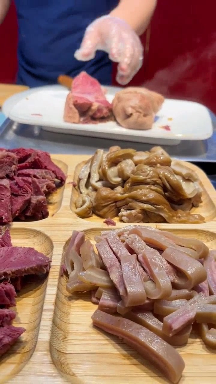 出锅啦鲜卤热捞的驴板肠