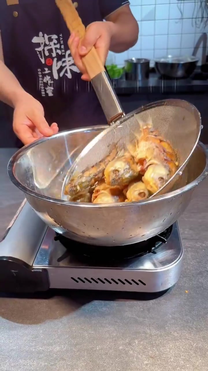 炝锅辣卤鲫鱼.教学视频 炝锅辣卤鲫鱼.教学视频!