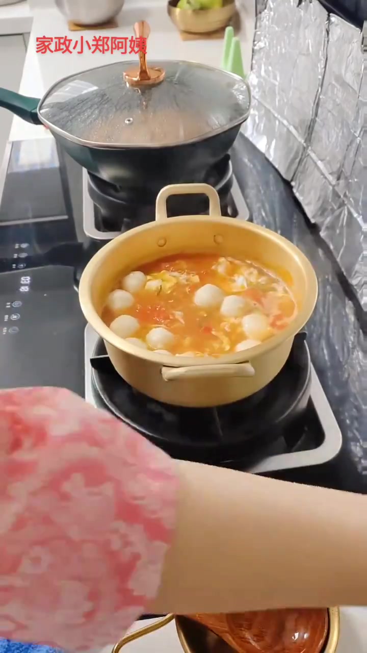 玉米面馒头+茄子炖肉+鱼丸番茄蛋汤