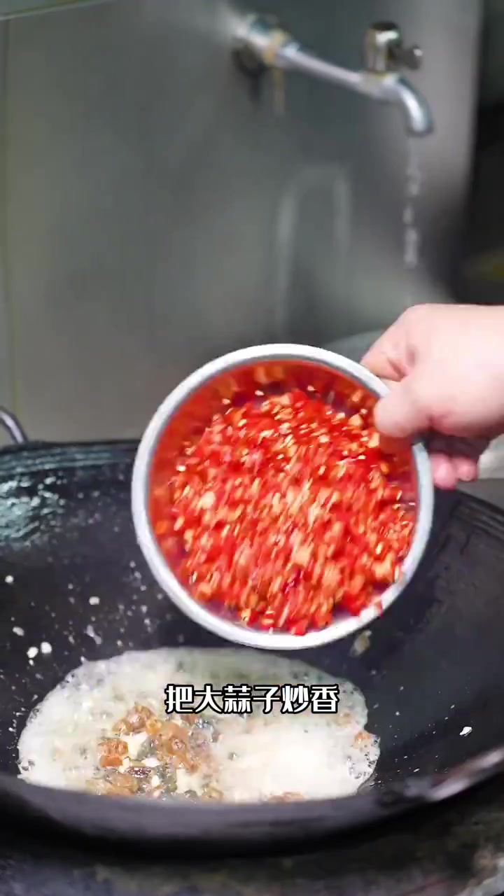 皮蛋炒碎牛肉 这是一道美味的中式菜肴