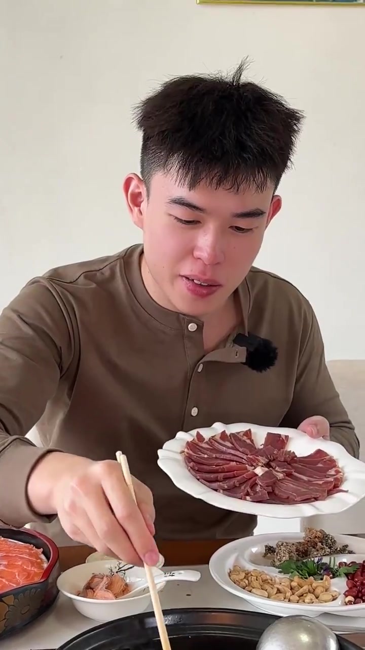 在玉龙雪山下吃现噶的三文鱼是什么体验?