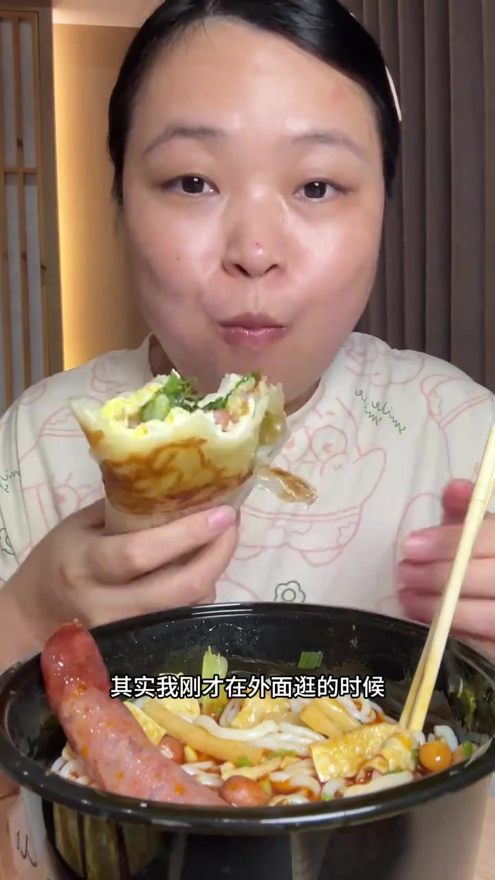 三种口味火鸡面搭配奥尔良鸡腿太香啦～晚上去吃了麻辣串串香