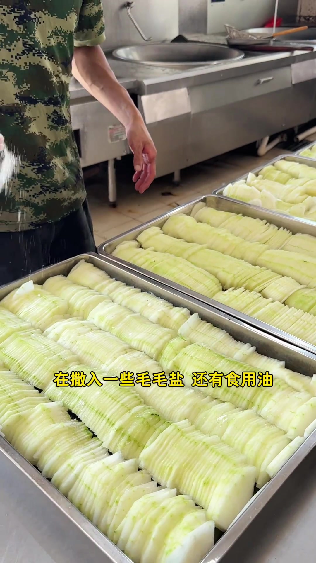 把冬瓜放入蒸饭柜里蒸一蒸,出锅就是一道既好看又好吃的美食
