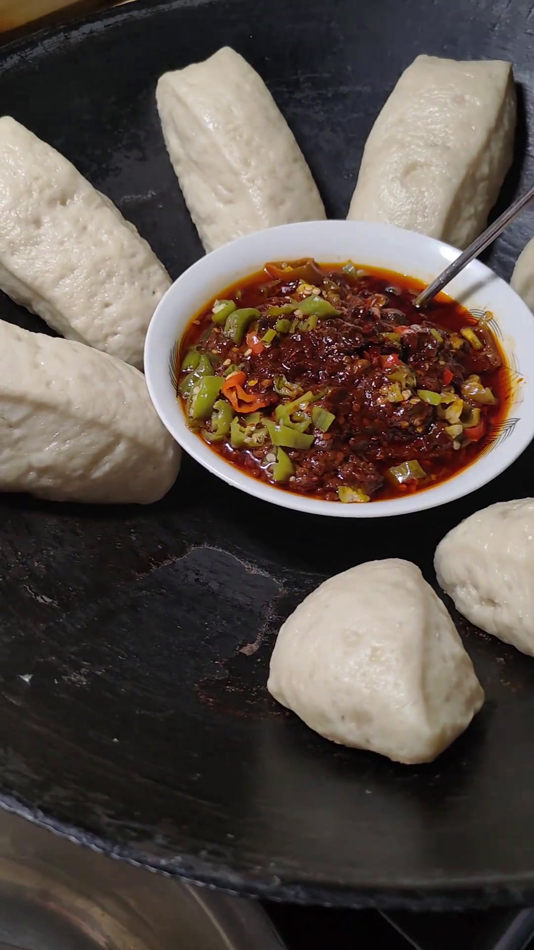 今晚饭就吃这大馍我发的呼啦汤