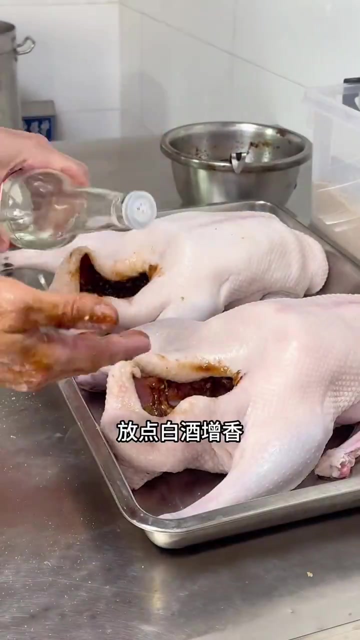 烧鹅色味俱佳 咸香适中 口齿留香 回味无穷