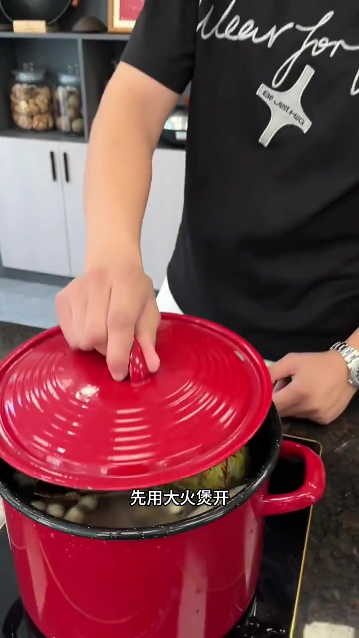 莲藕墨鱼莲子汤 定期喝汤,试下这个汤总比每天空调冷饮要好!