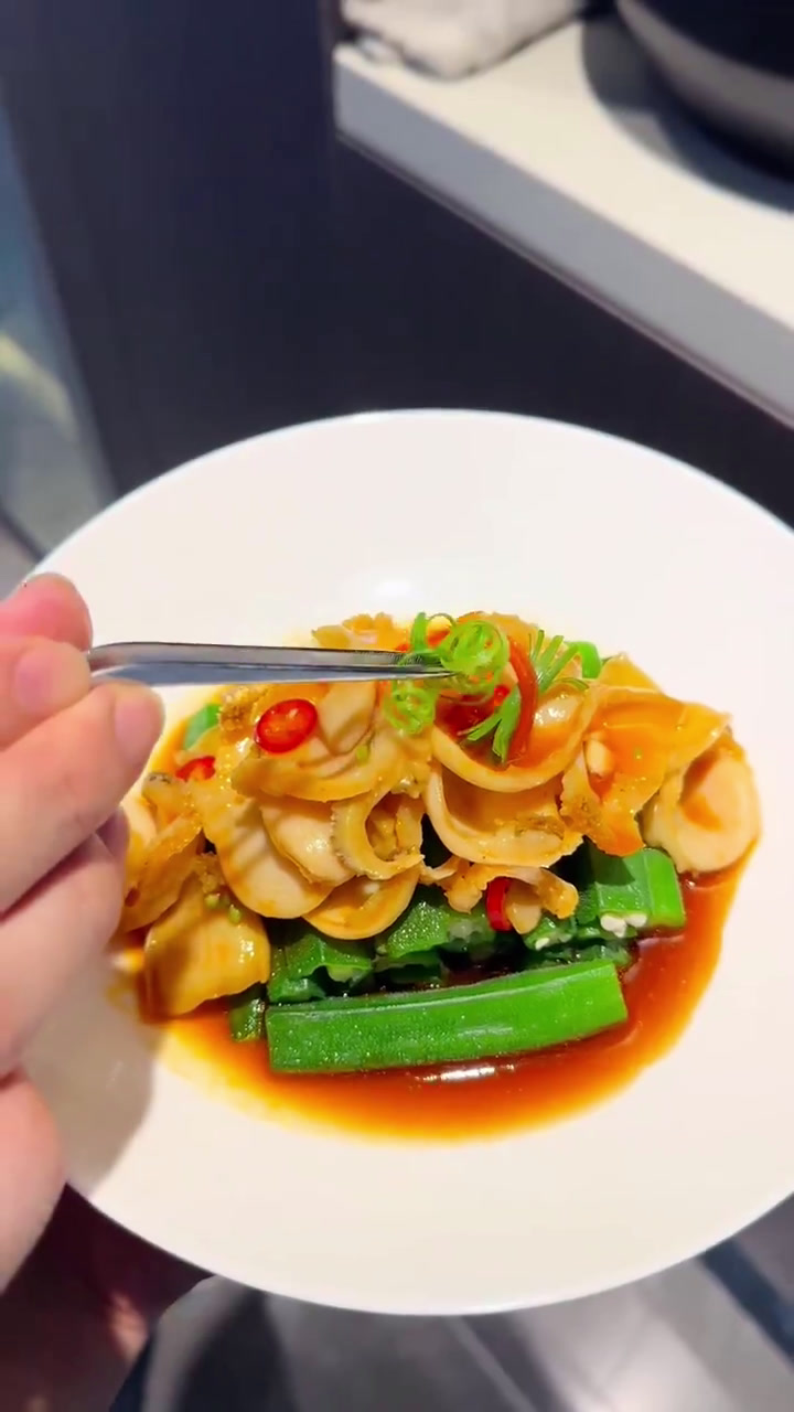 今天来到汉阳江滩做一场商务招待餐,上门做菜,一站式服务