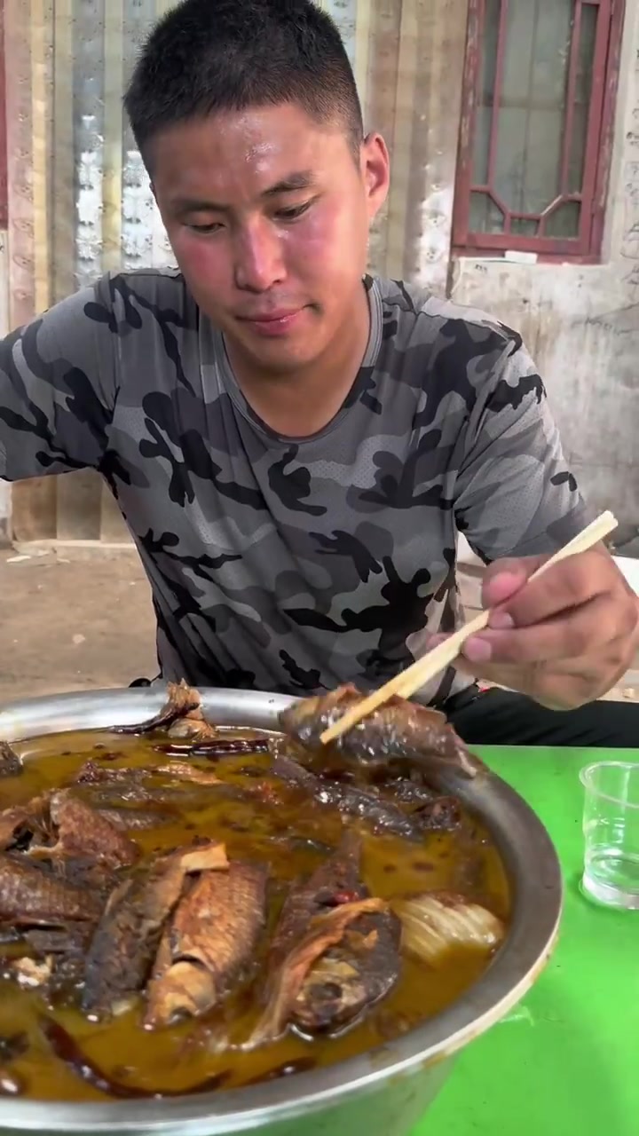 学习拍视频第三天!做炸鱼简单吃点,万万没想到差点噎住