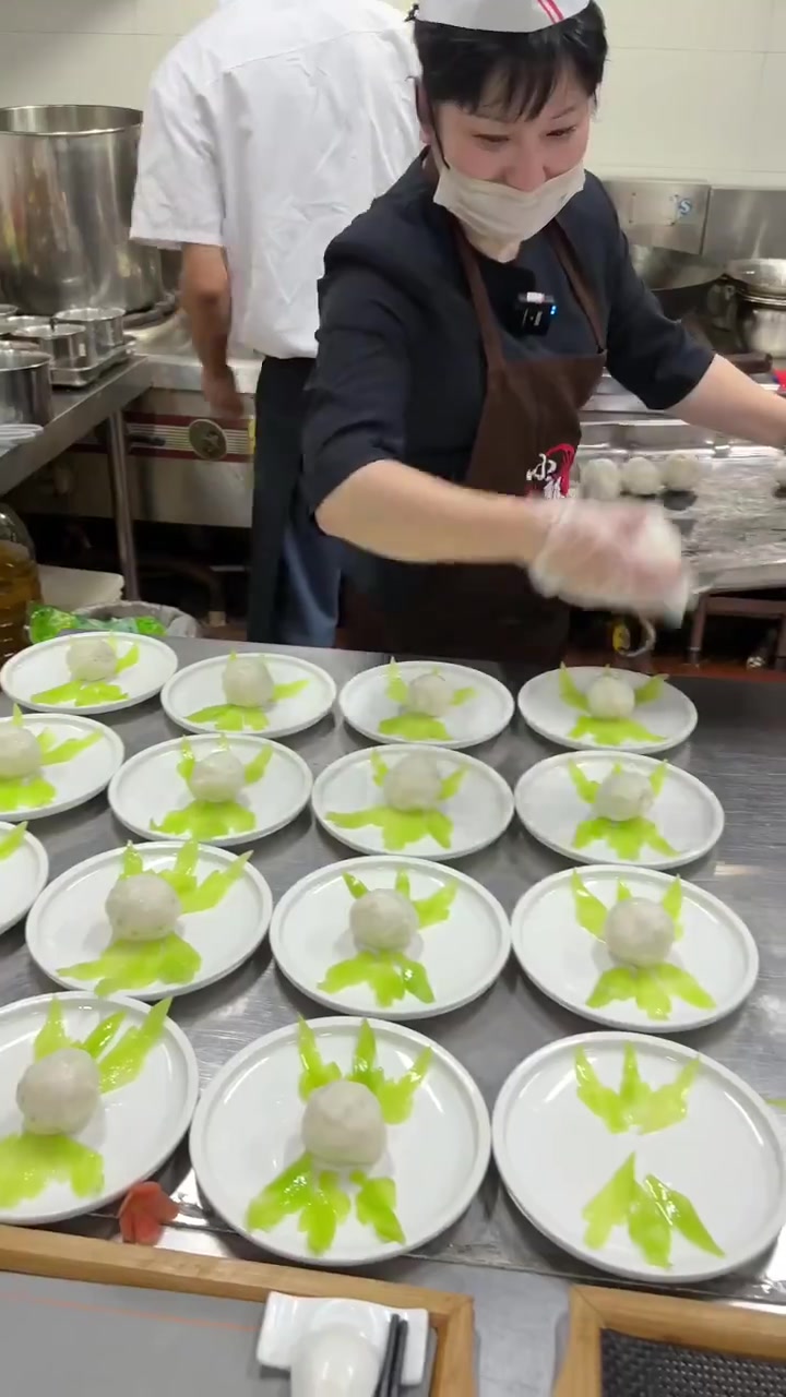 唯有牡丹真国色,牡丹鱼安排 6 个厨师,耗时 6 个小时