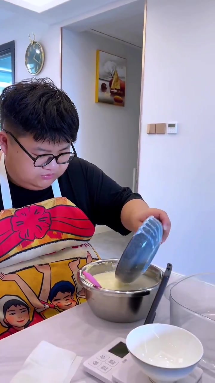 飞哥生日,大宝动手给爸爸做了个生日蛋糕。