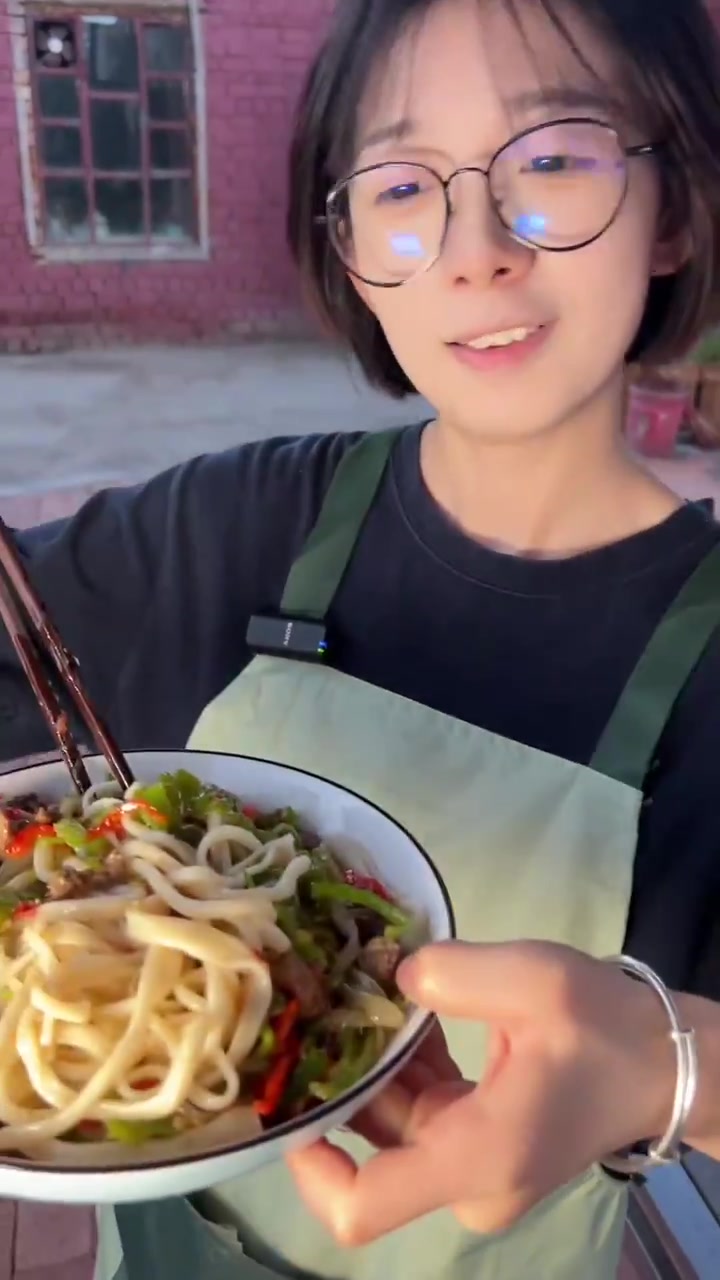 新疆辣子肉拌面记录真实生活
