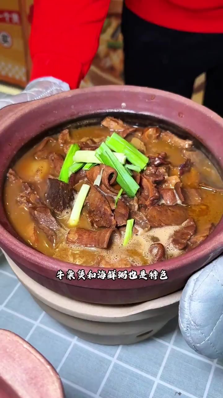 猪肚鸡、牛杂煲、海鲜粥都是好次的广式打边炉。