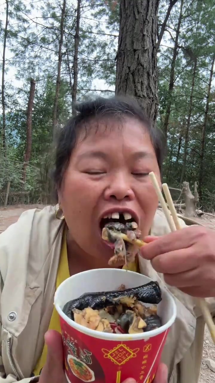 今天阿姨爆炒散养的乌鸡肉真的好吃,喂五谷杂粮肉质紧真的好吃