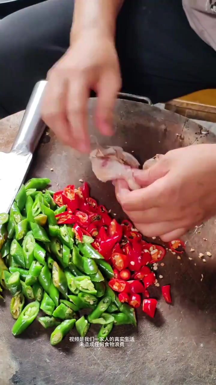 好几天没吃鸭肉了,今天嘎一只老母鸭做啤酒鸭吃