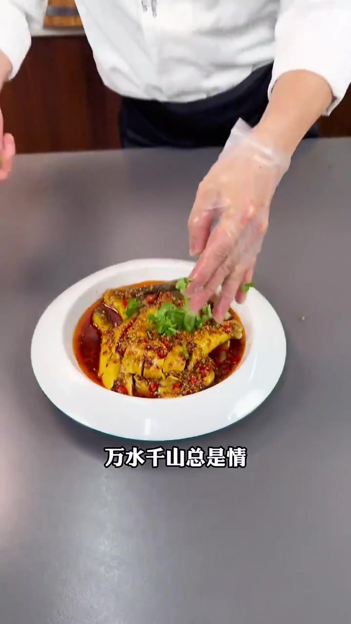 在家做四菜一汤,猴头菇山药排骨汤,口水鸡,青椒肉丝,耗油生菜