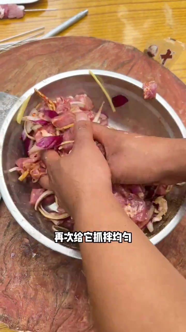 烧烤猪肉串这样做,比羊肉串还香,过程给大伙讲明白