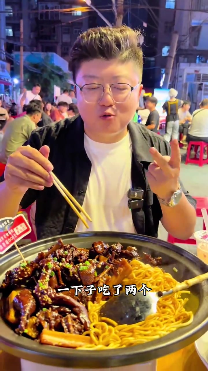 把武汉黑鸭和武汉热干面结合起来做成黑鸭堡
