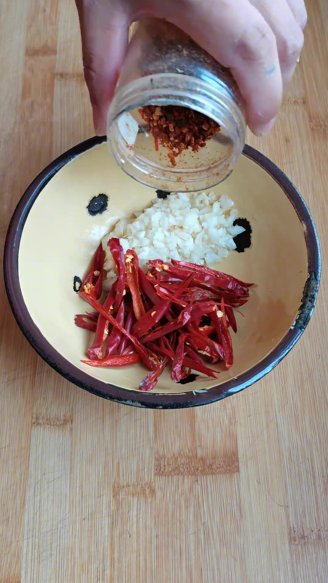 你要没胃口了你就试试这个凉拌包菜丝,真的比肉都好吃!