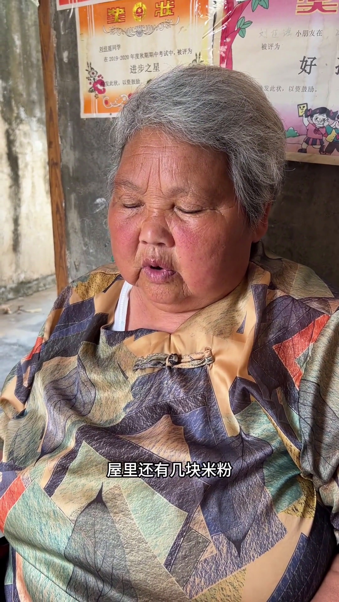 瑶瑶的旧电车坏了,爸爸给瑶瑶买了一辆新电车,中午瑶瑶做的炒米线每天都记录我的农村真实生活日