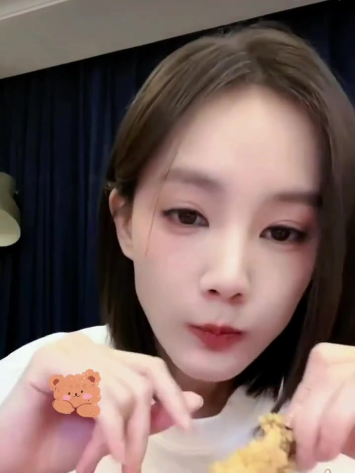 李一桐为了减肥决定戒掉奶茶