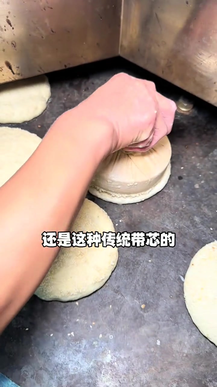 商丘本土吃家子经常去吃的烧饼夹热羊肉!