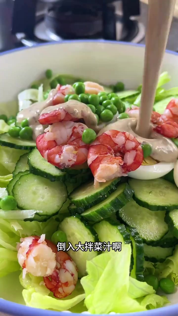 我家的晚餐 罗宋汤 清炖牛肋排 蔬菜沙拉 虾仁滑蛋