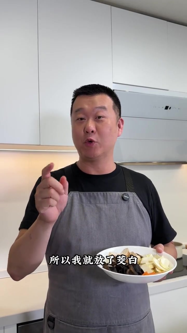 今天早上我老婆说想吃油面筋炒素,这个做起来简单的啊,食材丰富