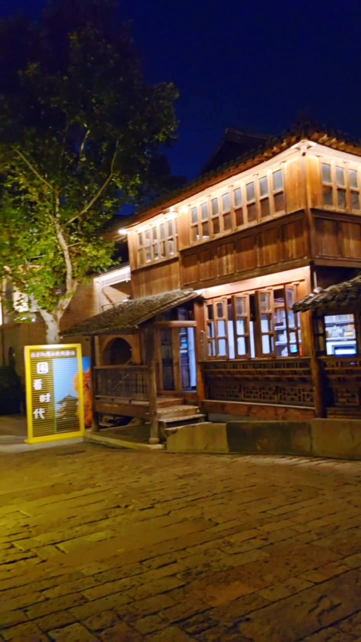 半圆形石桥倒影在水里犹如圆月。若有乌篷船穿梭,水乡美更灵动!