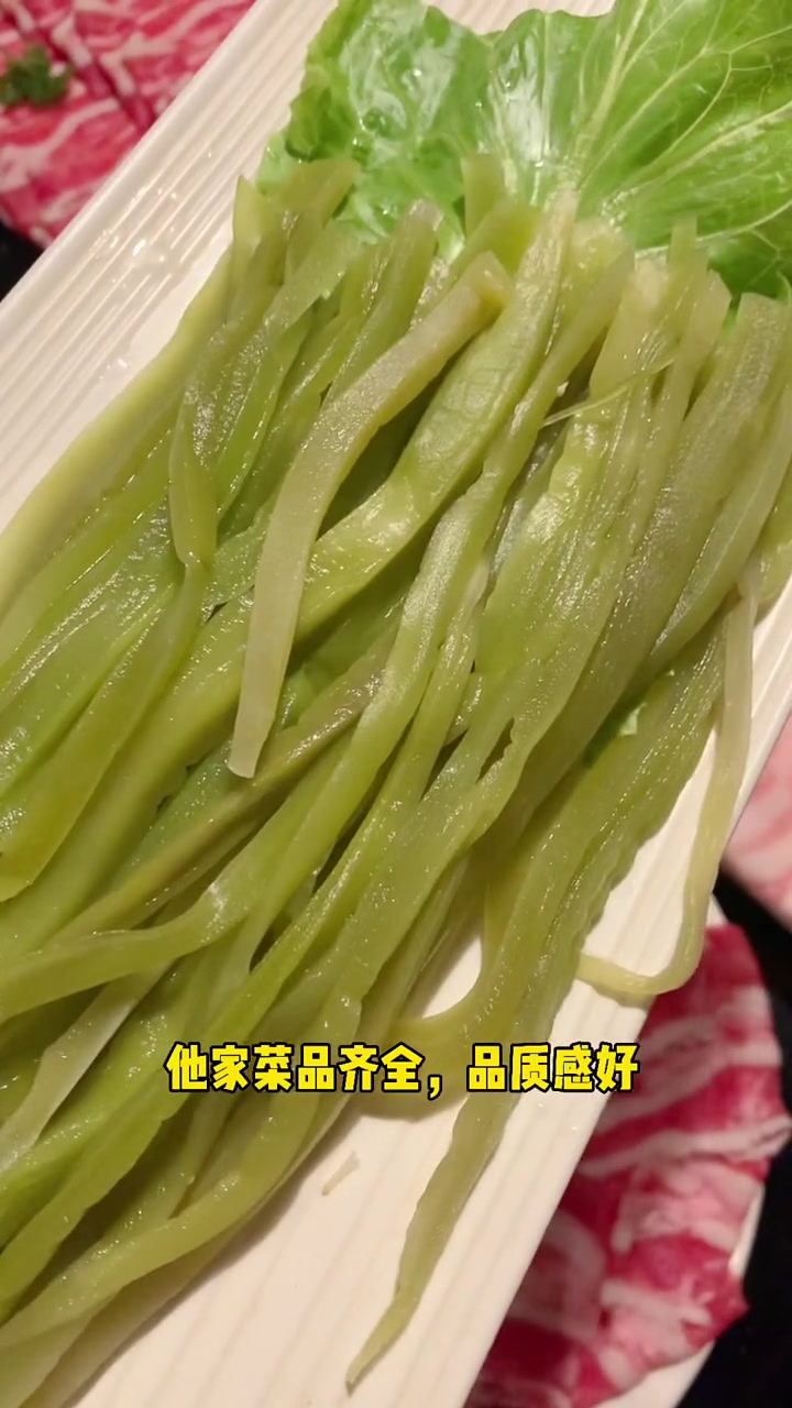 他家火锅是川味火锅中评价最高的,无论是菜品环境还是服务,红油,番茄还是藤椒锅底,都不会翻车