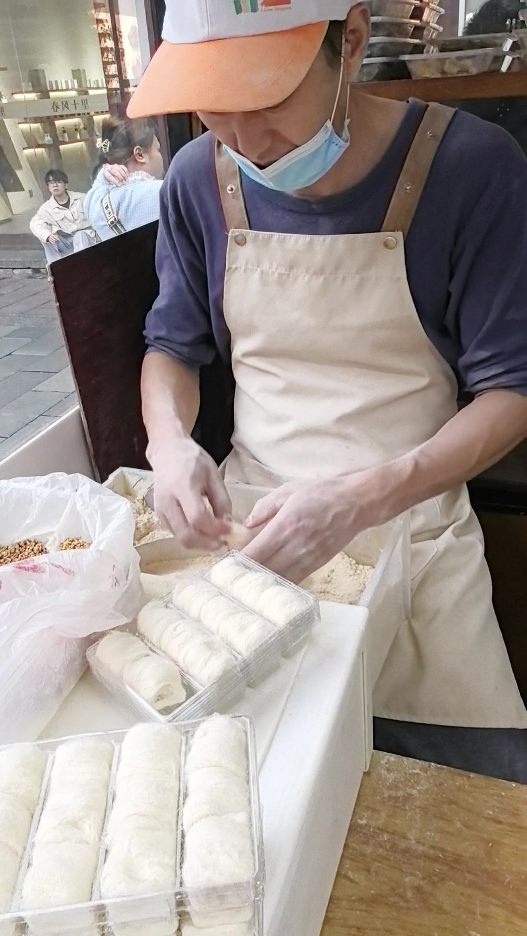 杭州的民间特色小吃龙须糖曾是皇家宫廷的奢侈品