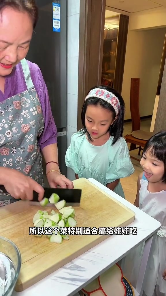 丝瓜鸡蛋汤 天气热,容易出汗,吃丝瓜是很好的!煮个清爽的汤!
