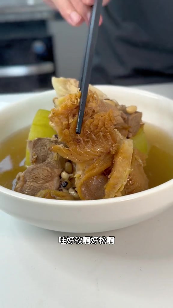 今日分享时节靓汤,柴鱼节瓜扇骨汤,汤汁香浓鲜甜,超级好饮