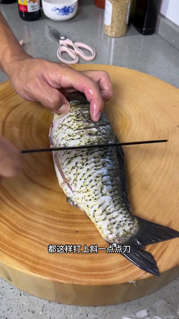 豆腐鲫鱼汤,红烧鲫鱼吃腻了,今天的鲫鱼换个做法