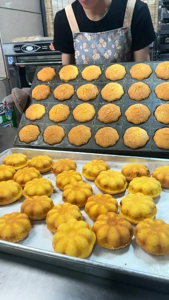 南瓜做的鸡蛋糕 太好吃了,口感松软细腻 微甜,出去摆摊特别受欢迎