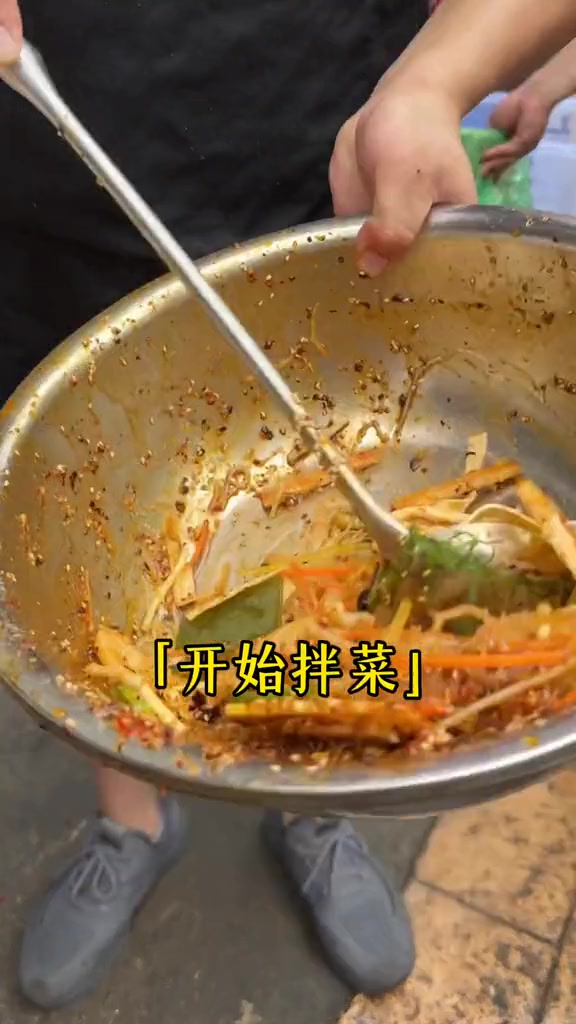 凉菜出摊咯 夏天凉拌菜摆摊2小时,花了300准备食材