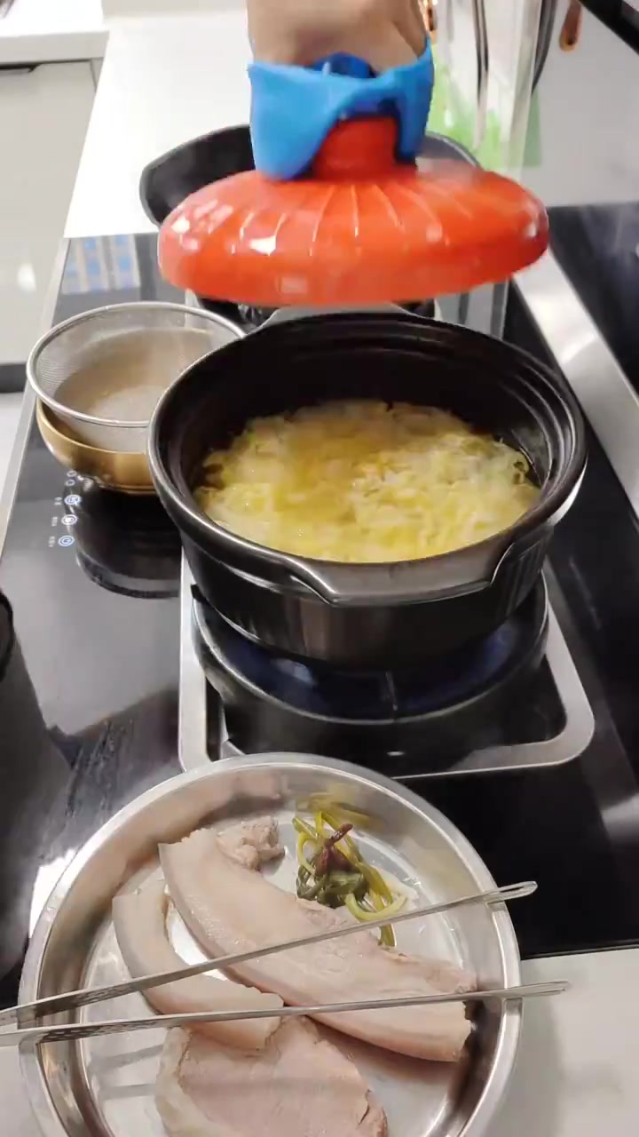 东北酸菜炖白肉