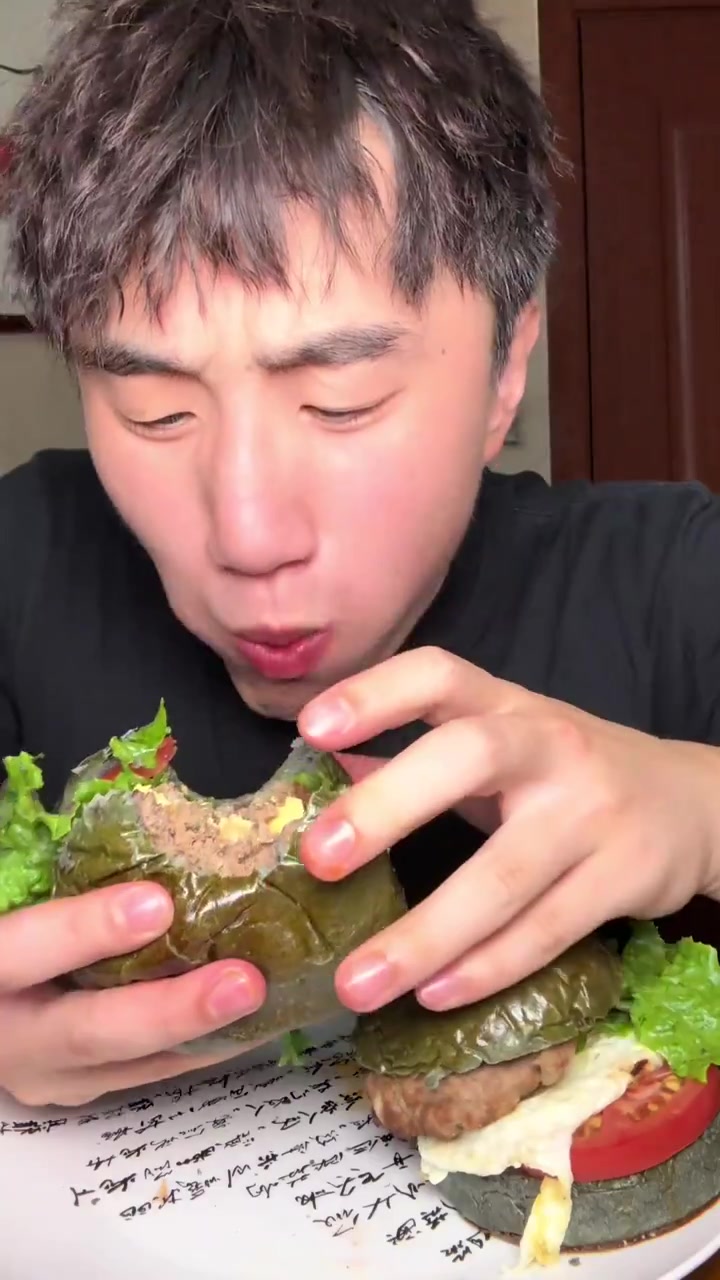 汉堡坯变成黑色以后变得特别有食欲,大家有没有这种感觉?