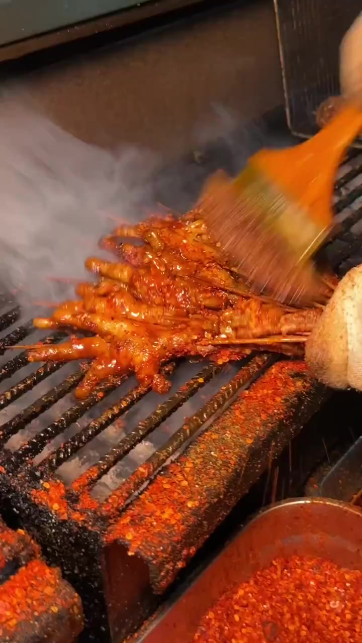 深夜炭烤爆辣鸡爪,爱惨这种街边小店