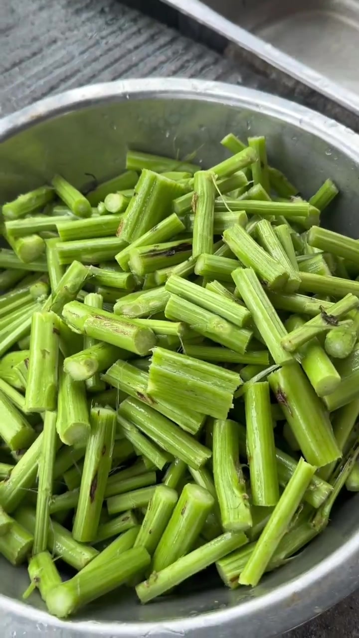 农村里的美食霉苋菜梗,这个季节怎么能少了吃苋菜梗!