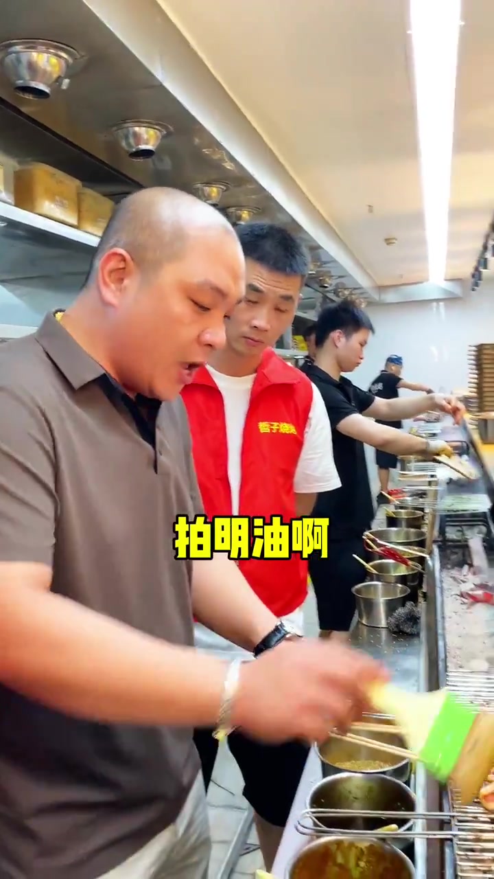 这样烤鱿鱼劲道十足,烤鱿鱼用这种手法不仅味鲜还Q弹