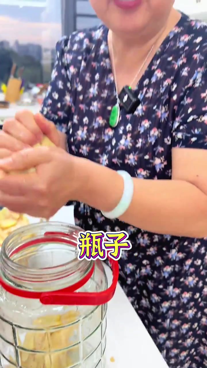 最近天气热辣辣,老公从乡下拿了一些大肉姜回家