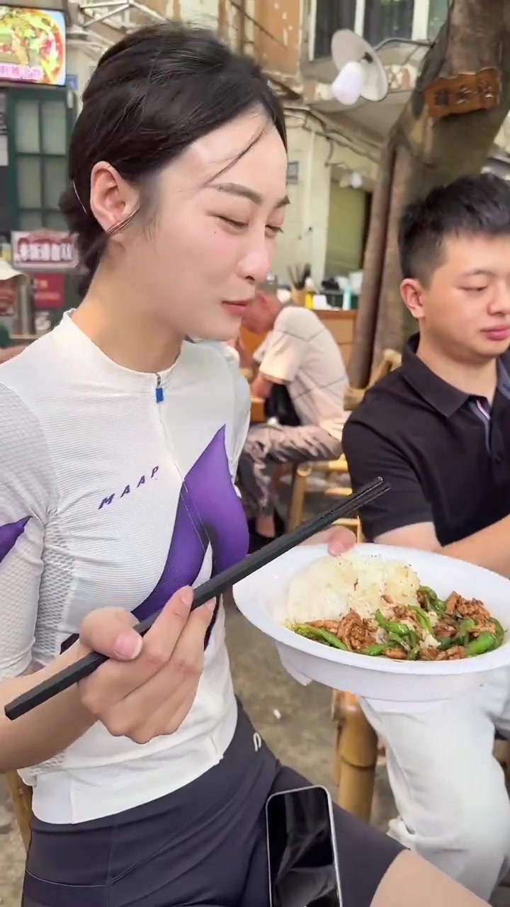 空姐老板,吃自家青椒肉丝盖浇饭