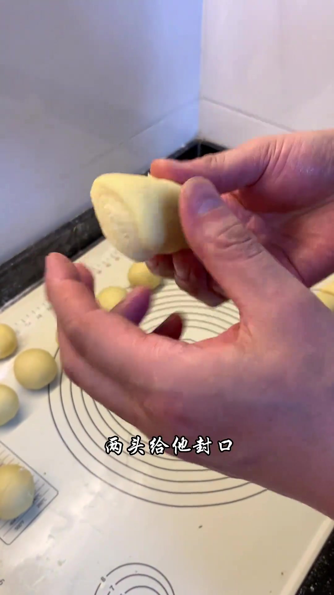 家里有个会做饭的就是好,黄桥烧饼做的和卖的一样