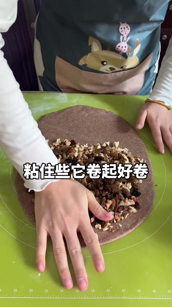漂亮的阿西燕跟着妈妈学做了黑麦大列巴太好吃了