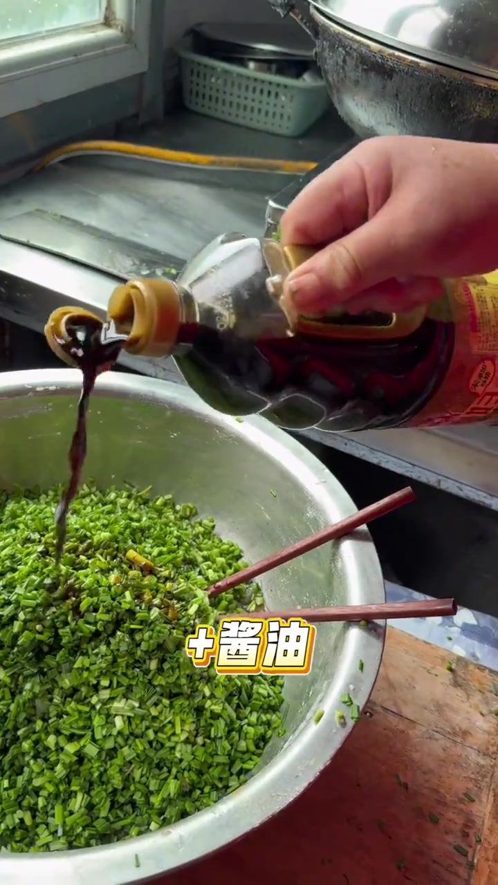 霞姐姨妈今天包韭菜虾仁水饺配青椒炒大肠和青椒炒花蛤