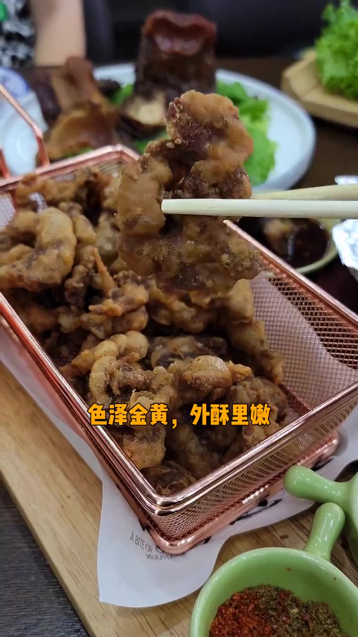 沧州的驴肉火烧是方的。这一大盘驴肉盖饭真带劲